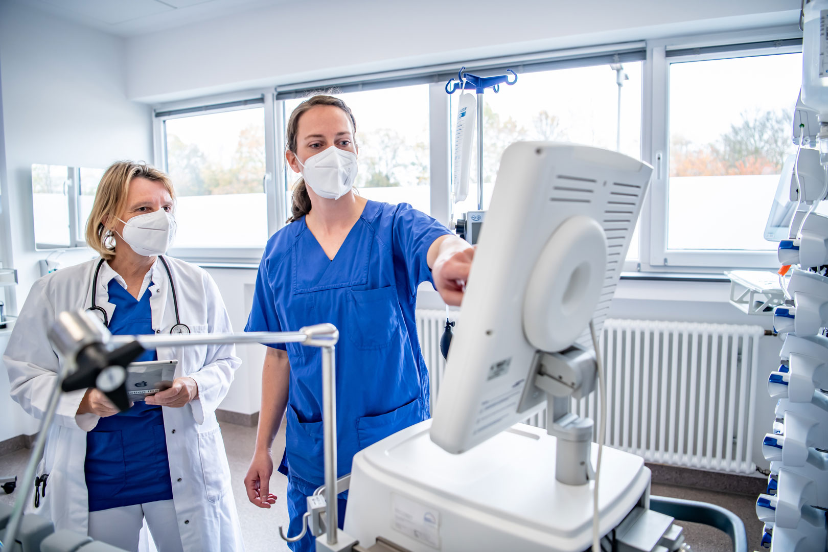 Ärztin und Pflegerin auf der Intensivstation