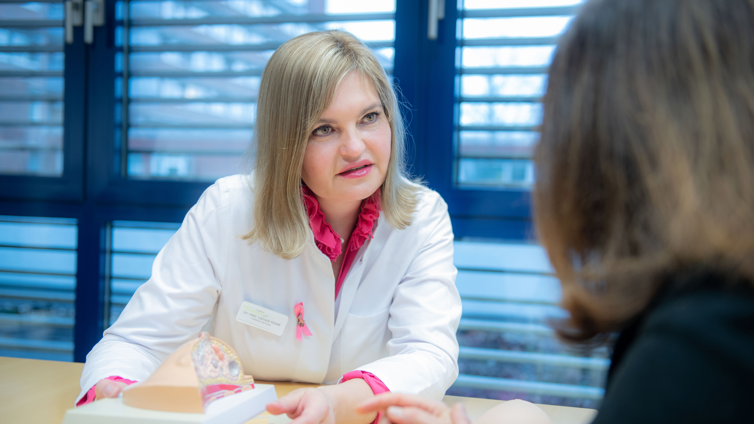 Beratungsgespräch zwischen einer Patientin und einer Ärztin der Senologie