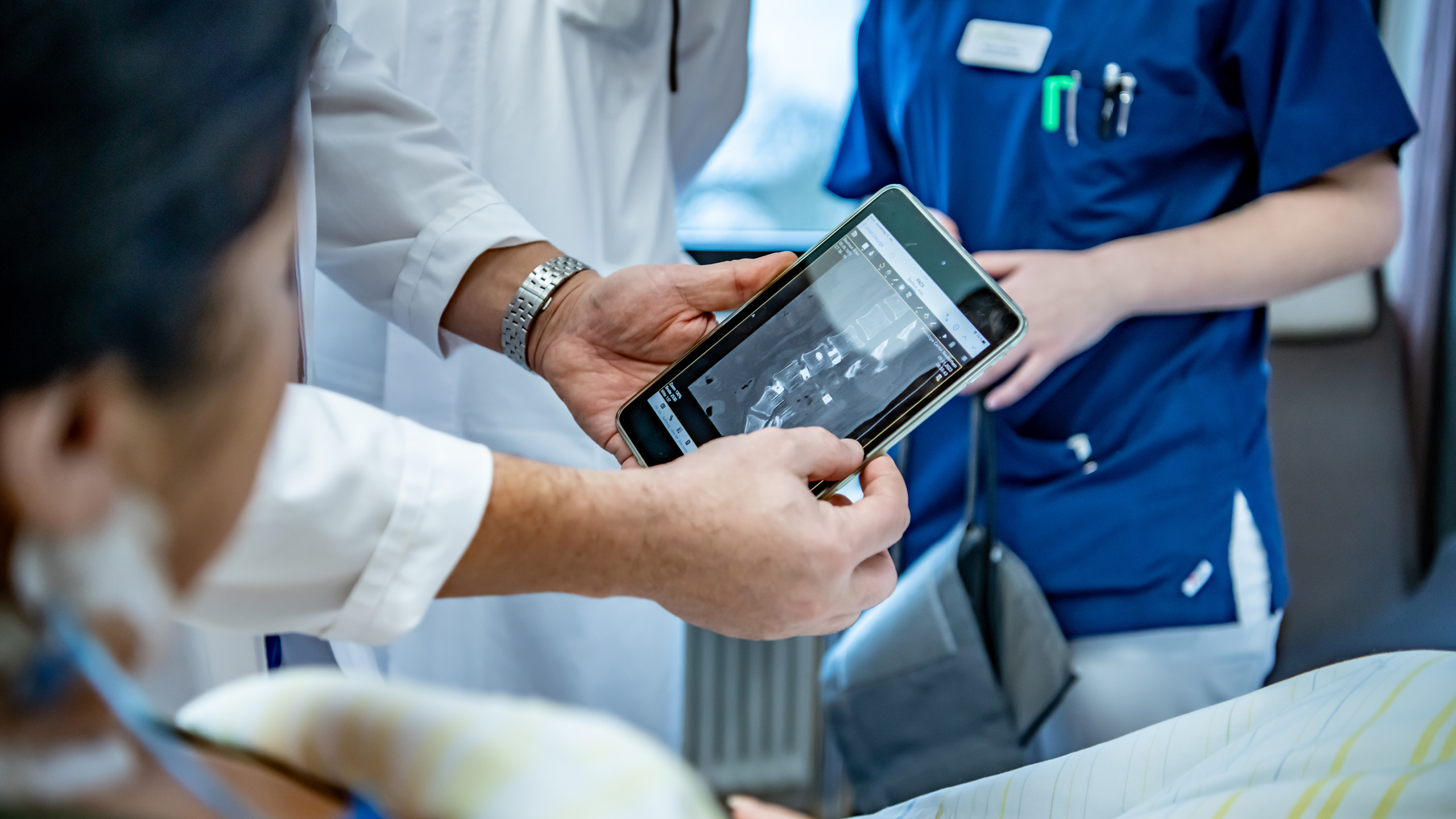 Patient bekommt eine MRT-Aufnahme gezeigt