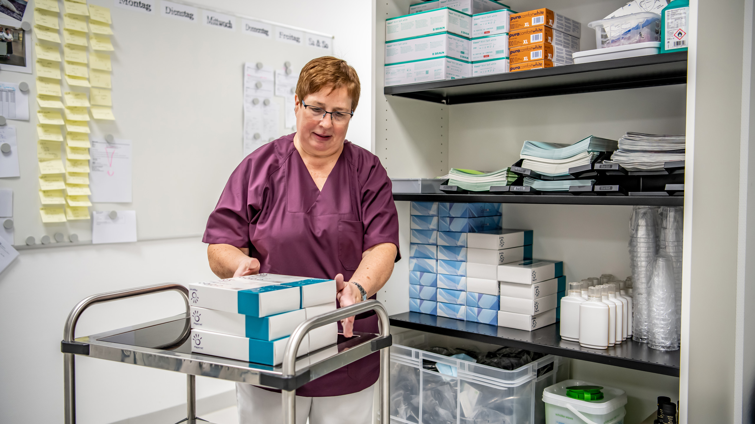 Krankenpflegerin in einem Lagerraum