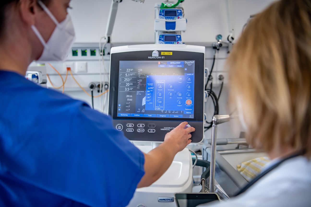 Krankenpflegerin stellt ein medizinisches Gerät ein