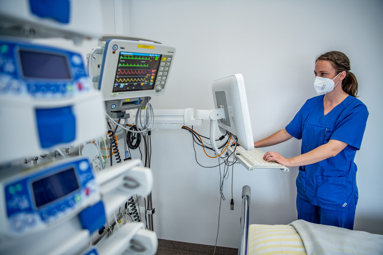 Krankenpflegerin bedient ein medizinisches Gerät