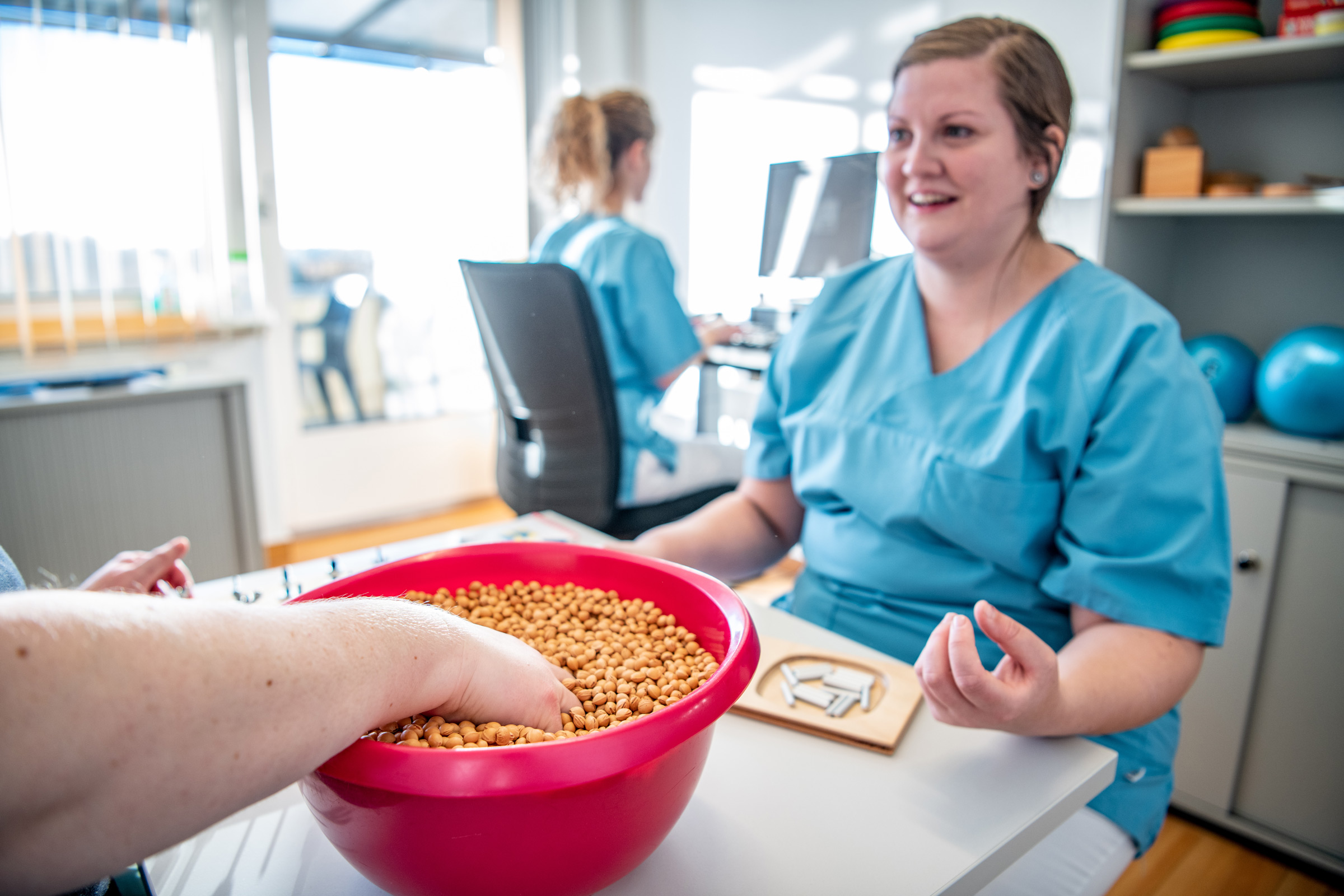 Patient und Krankenpflegerin bei der Ergotherapie