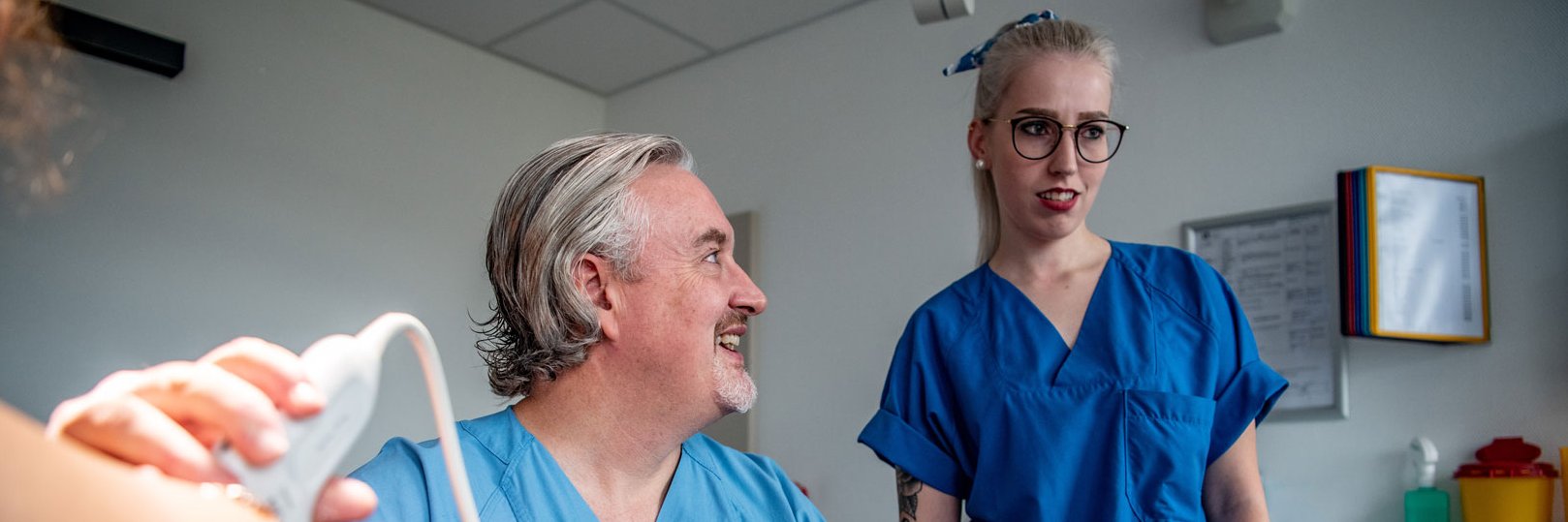Arzt und Krankenpflegerin bei einer Ultraschalluntersuchung
